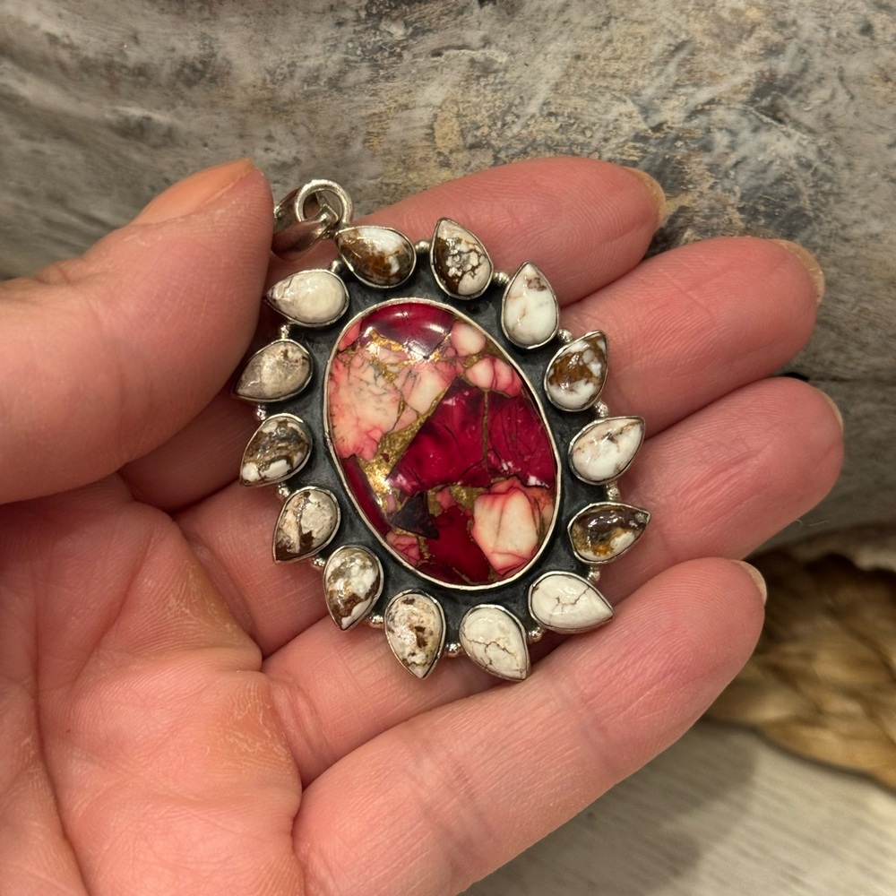 ROSE DHALIA WITH WILD-HORSE SIVER ARGE PENDANT